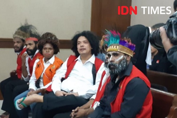 Jelang Sidang, 6 Aktivis Berangkulan Nyanyikan Lagu Papua