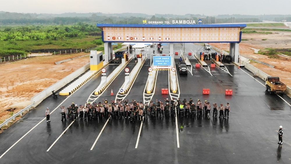 Warga Gelar Tikar dan Tiduran di Jalan Tol Balikpapan-Samarinda