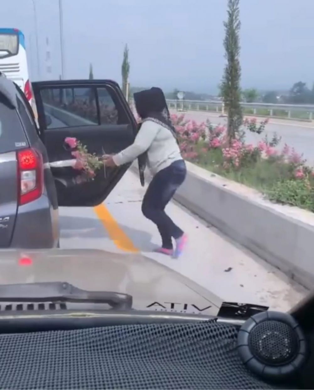 Viral! Penumpang Mobil Turun Lalu Petik Bunga di Exit Tol Singosari