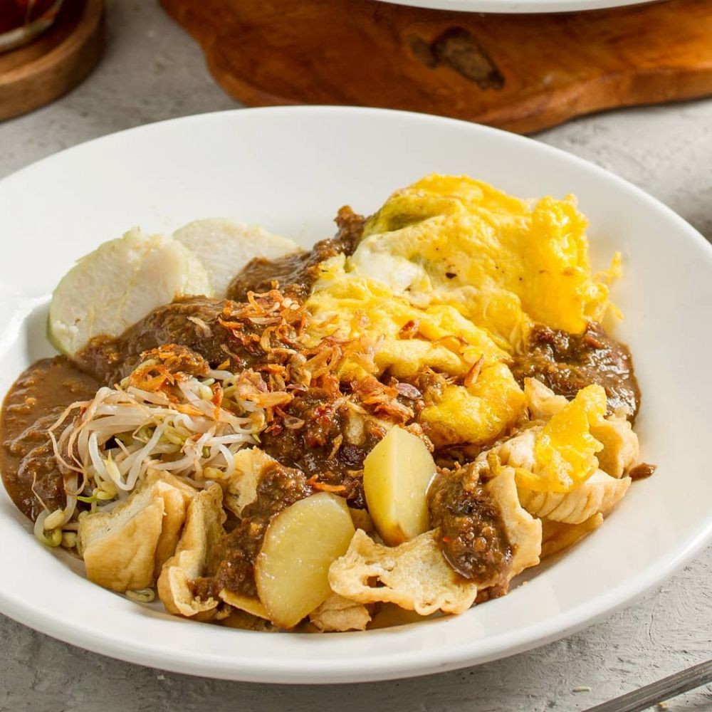 10 Makanan Ini Makin Nikmat kalau Dimakan dengan Lontong 