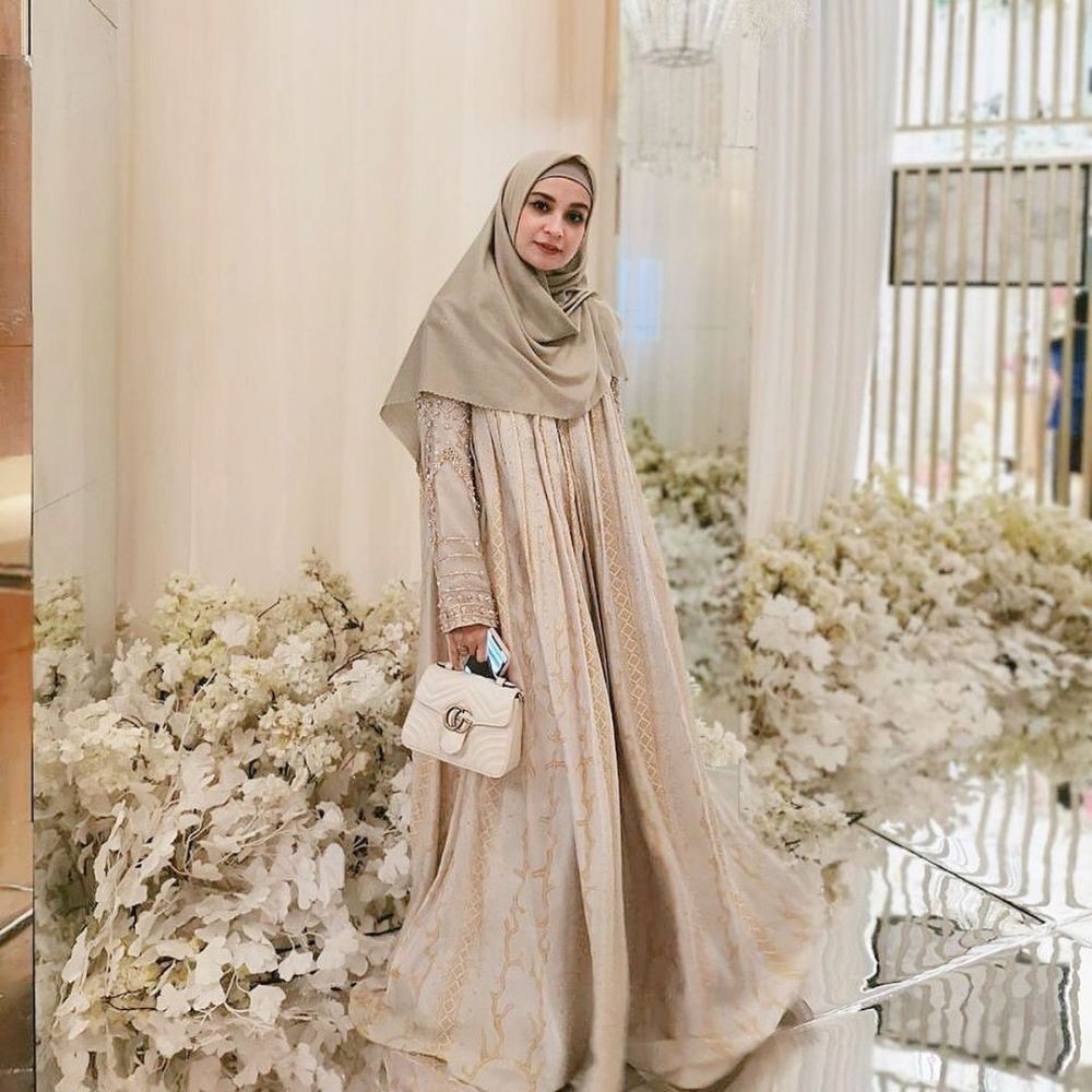 Ide Kebaya & Outfit Hijab Syar'i Shireen Sungkar, Warna-warni Beragam