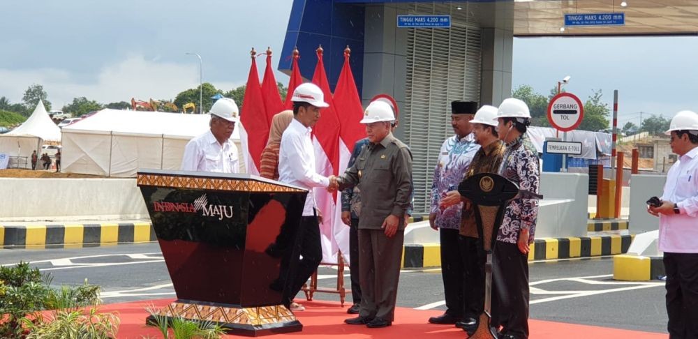 Jokowi Resmikan Jalan Tol Balsam, Tol Pertama di Pulau Kalimantan