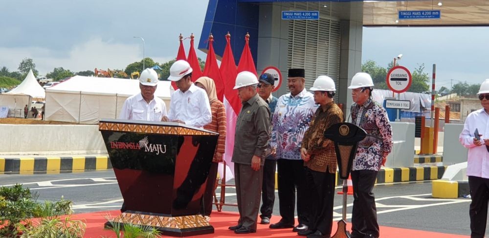 Jokowi Resmikan Jalan Tol Balsam, Tol Pertama di Pulau Kalimantan