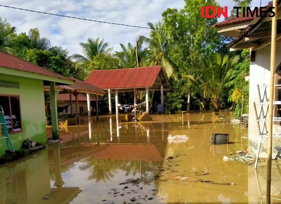 Ratusan Rumah di Langkat Kebanjiran, Jalan ke Bukit Lawang Amblas