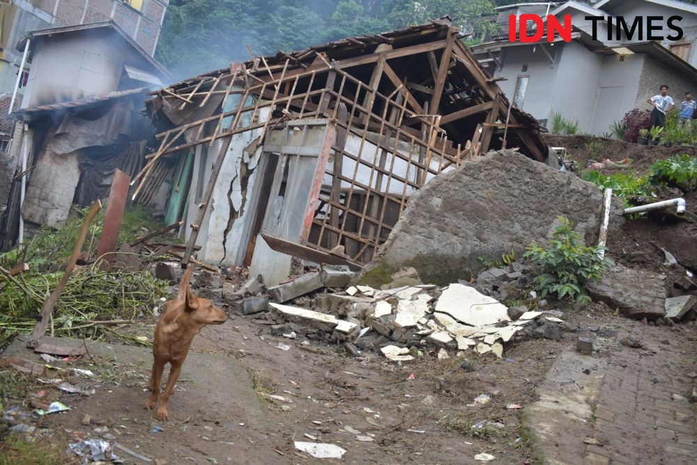 Longsor di Lembang: Satu Rumah Jebol, Dua Rumah Terancam Ambruk