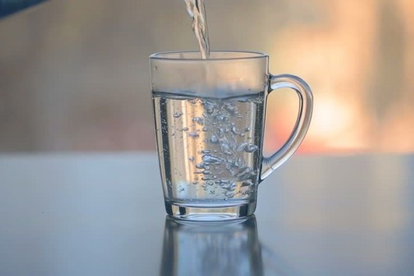 7 Manfaat Minum Air Hangat di Pagi Hari, Dapat Turunkan Berat Badan!