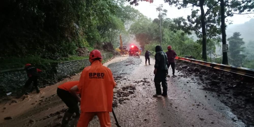 Air Terjun Lembah Anai Meluap Jalan Padang Bukittinggi