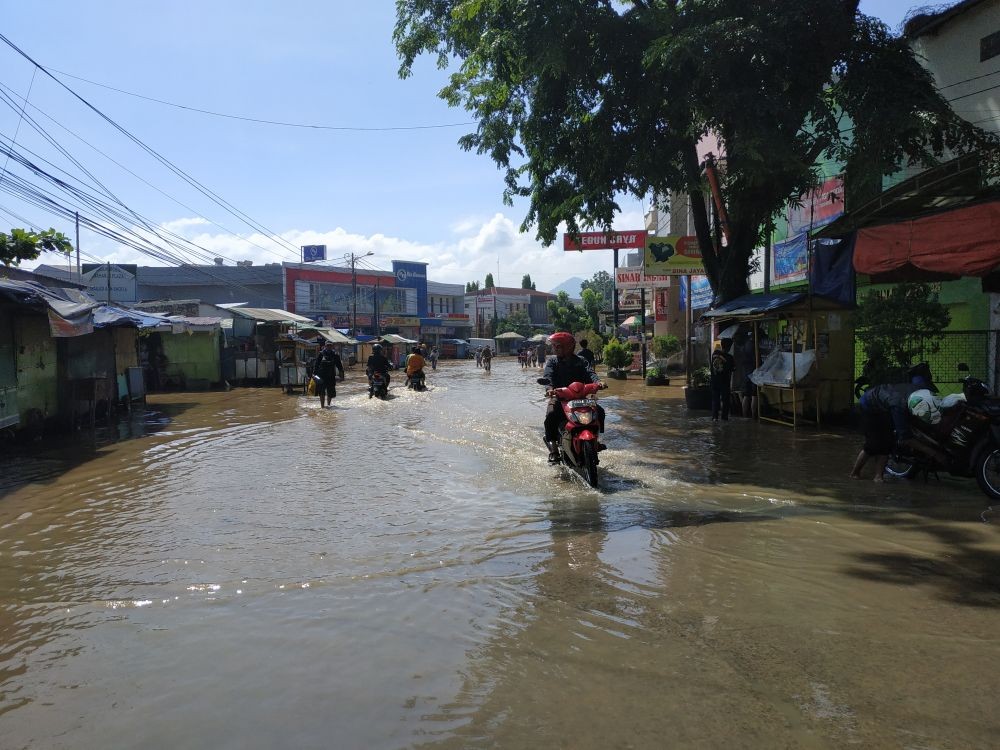 Hujan Angin di Bandung Terjang 10 Rumah dan Buat Banjir Pasar Gedebage