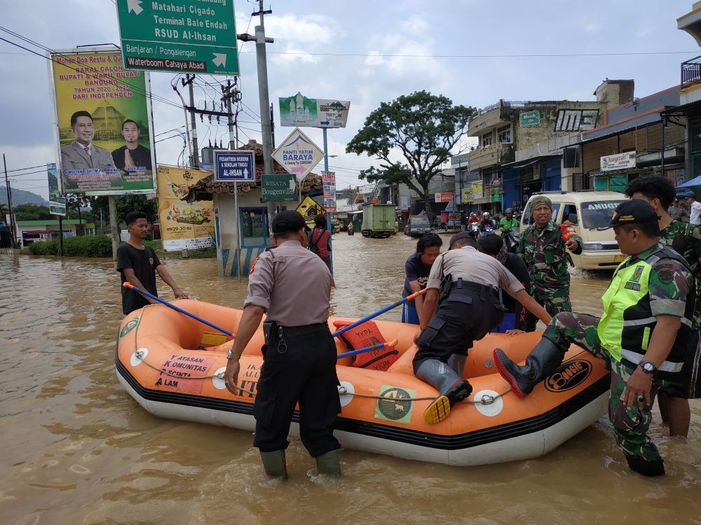 4 Kecamatan di Bandung Terendam Banjir, Ketinggian Air Sampai 150 Cm