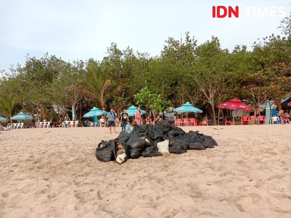 10 Wajah Pantai Kuta Diserbu Sampah Plastik Kiriman, Ah Sudah Biasa!