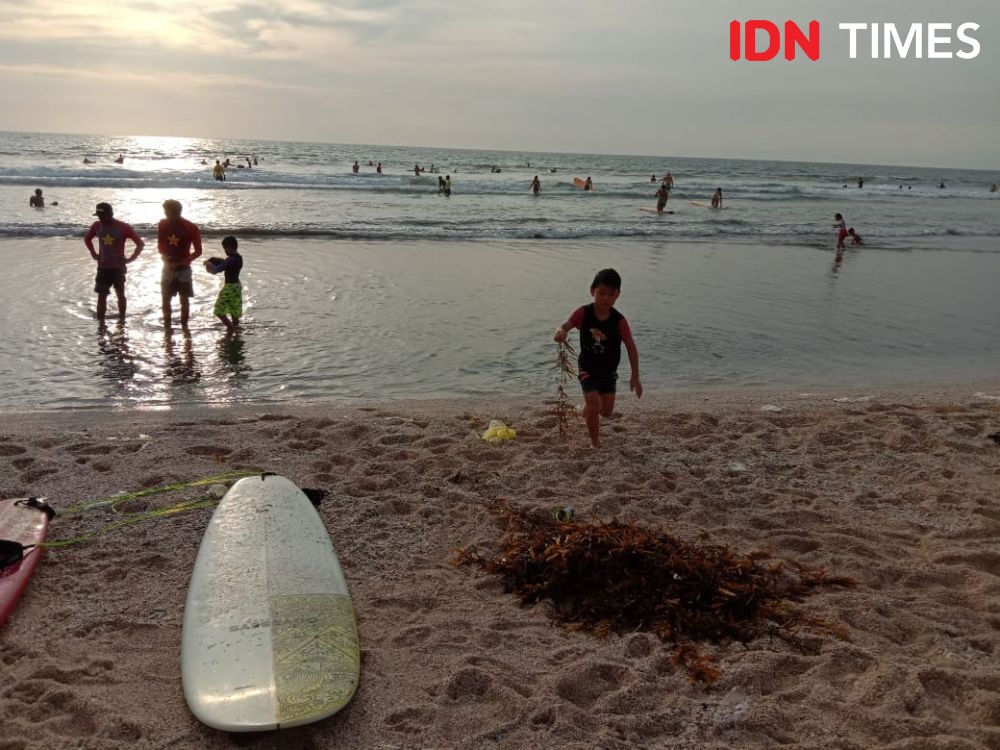 Foto di Pantai Kuta Ini Jadi Bukti Kalau Sampah Bisa Mencemari Alam