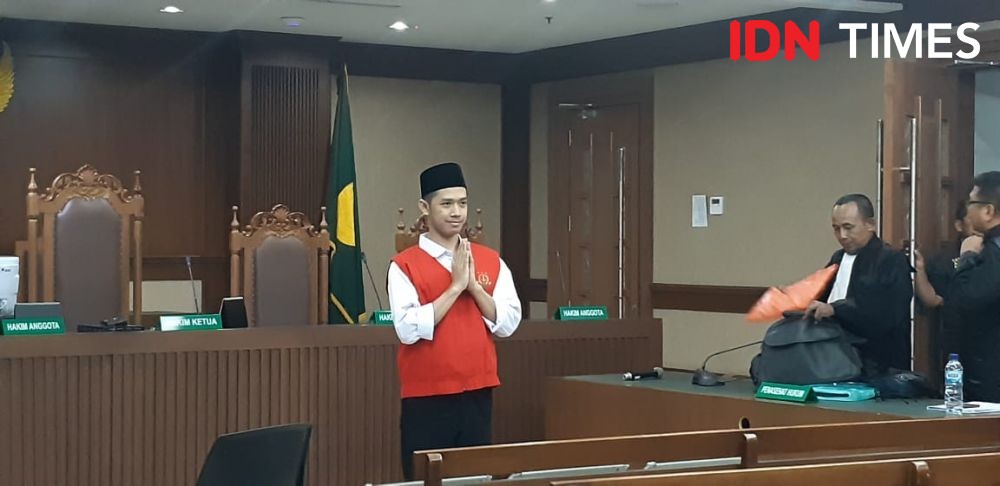 Pemuda yang Bawa Bendera Saat Demo Mengaku Disetrum Polisi untuk Ngaku