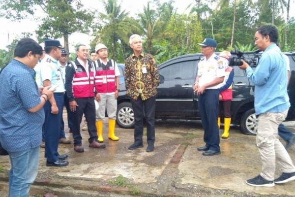 Murka Ganjar Lihat Toilet Rest Area Kotor, Petugas Malah Cium Tangan