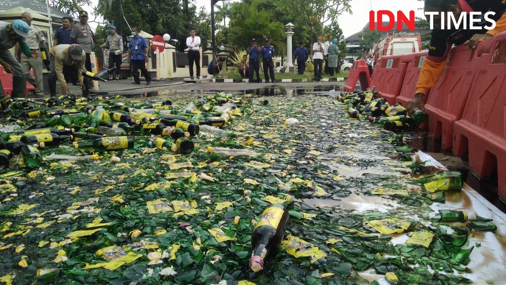 3 Polres di Wilayah Pantura Kompak Musnahkan Belasan Ribu Botol Miras