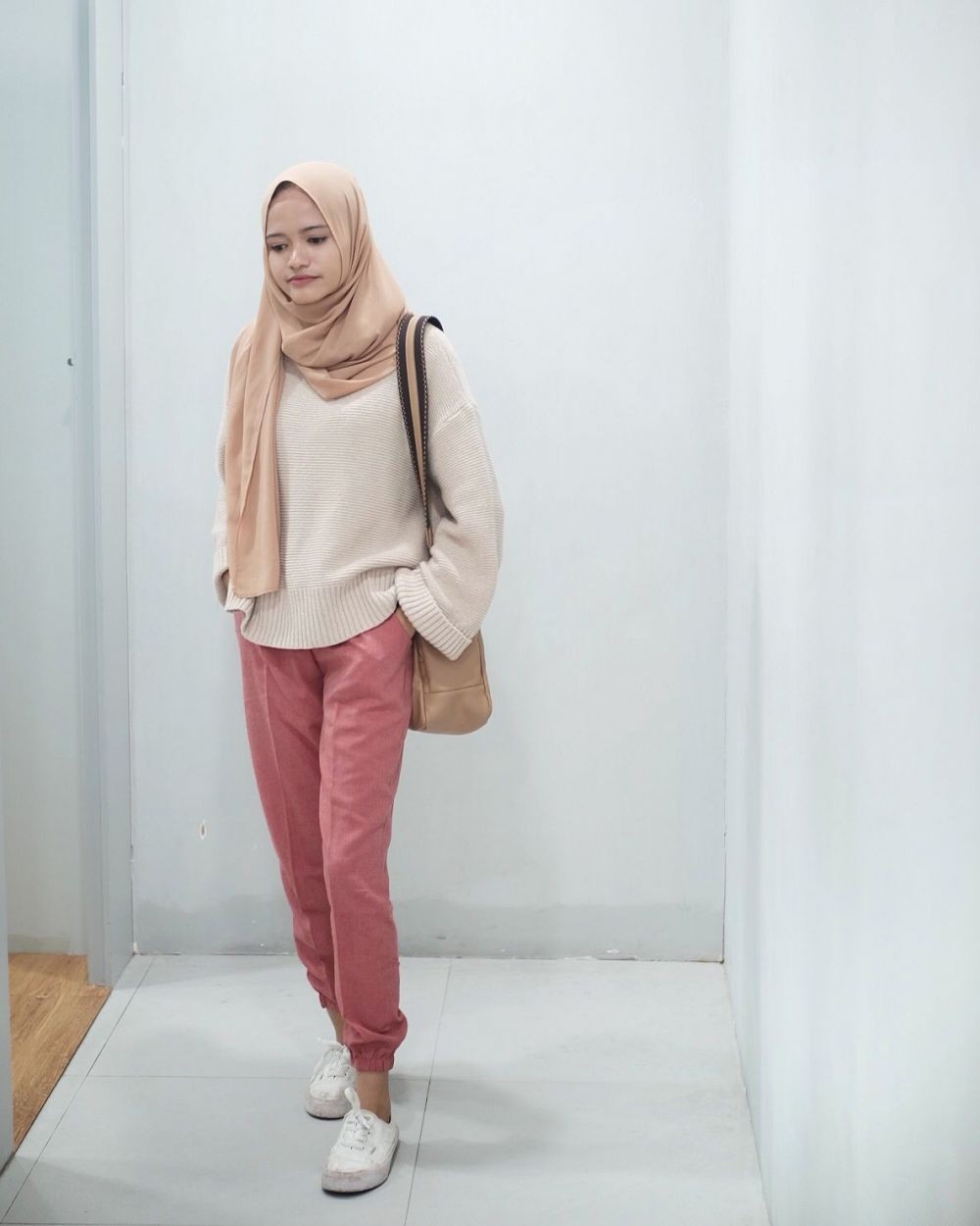 9 Inspirasi OOTD Hijab  dengan Jogger  Pants  Swag Stylish 