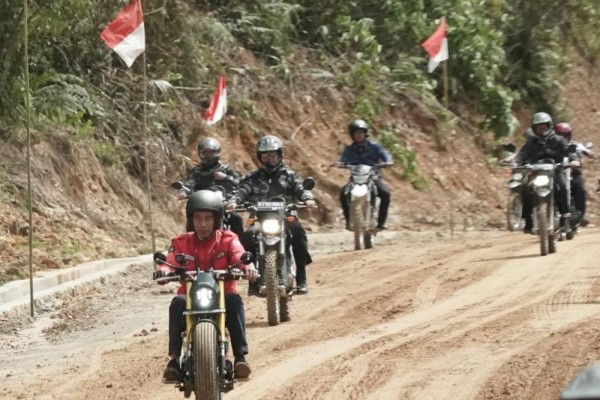 7 Potret Presiden Jokowi Tinjau Perbatasan Kalimantan Utara Pakai Moge