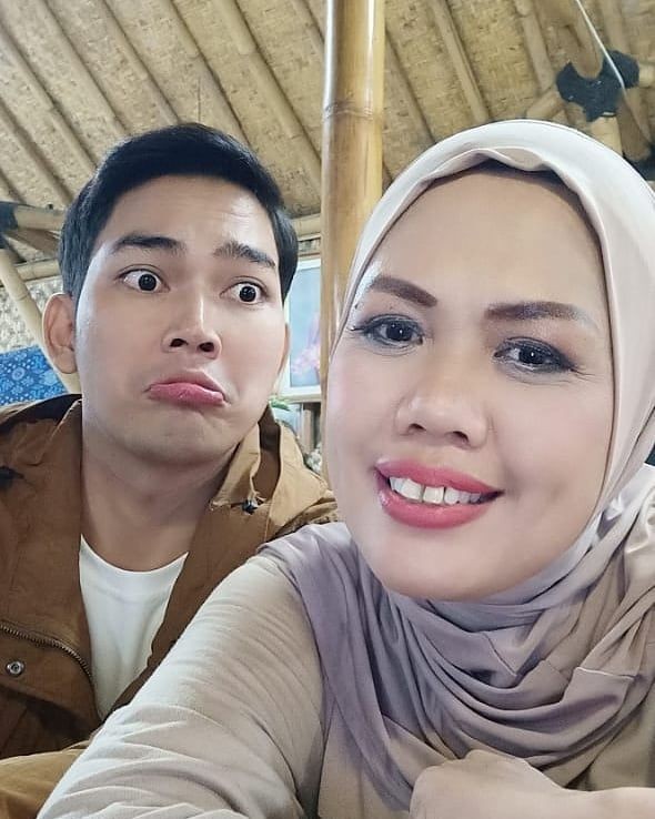 10 Potret Elly Sugigi dan Pacar Baru, Penampilannya Ada yang Beda Nih!