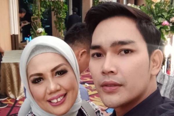Putus Lagi, 6 Cowok Berondong yang Pernah Jadi Pacar Elly Sugigi