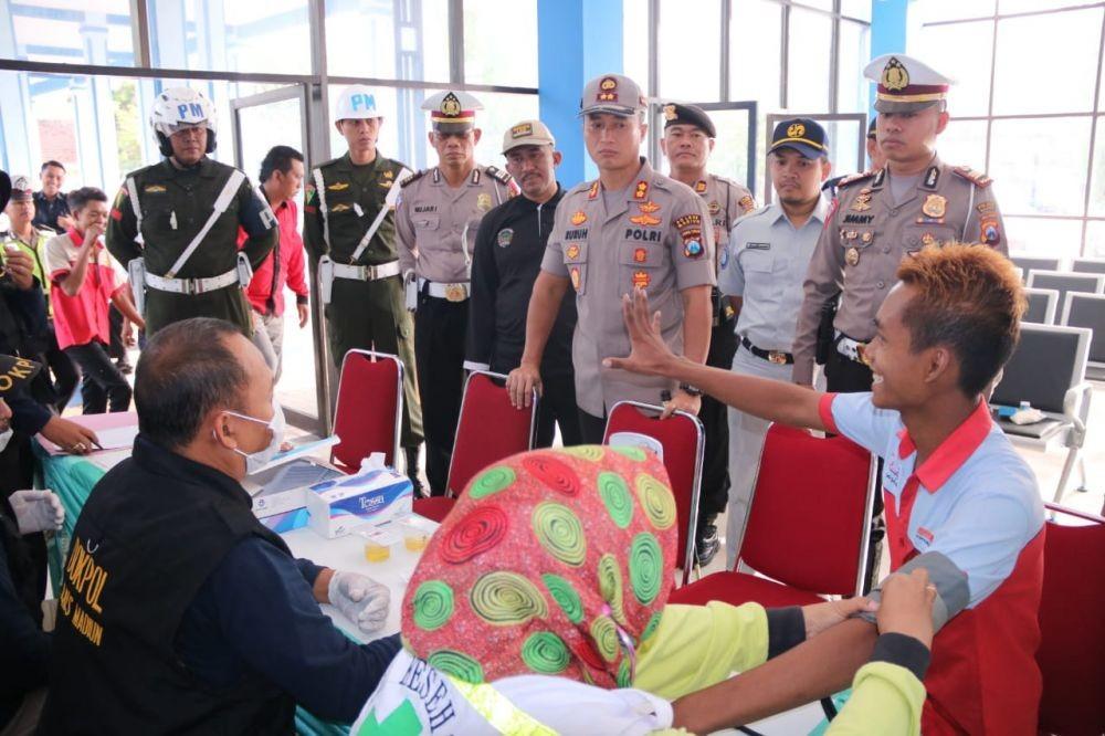 Antisipasi Kecelakaan, Polres Madiun Tes Urine Para Sopir Bus