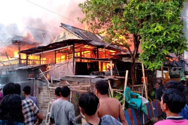 16 Unit Rumah Hangus Terbakar di Kawasan Padat Penduduk di Makassar