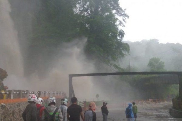 Air Terjun Lembah Anai Meluap Jalan Padang Bukittinggi