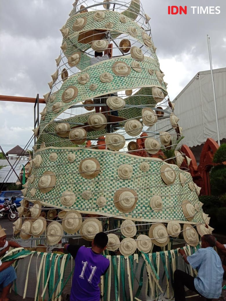Inilah Pohon Natal 11 Meter dari Rotan di Gereja Katedral Denpasar