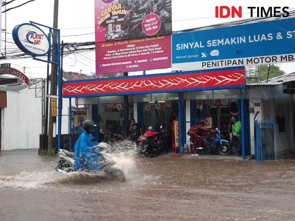[BREAKING] Hujan Deras, Pertigaan Janti Terendam Banjir