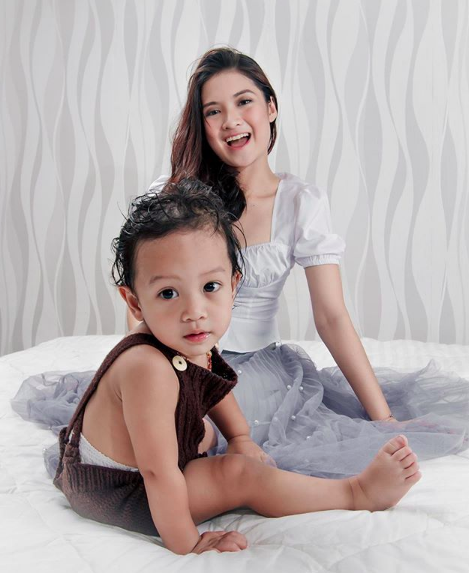 Single Mom di Usia 22 Tahun, 10 Momen Manis Vinessa Inez dan Putranya