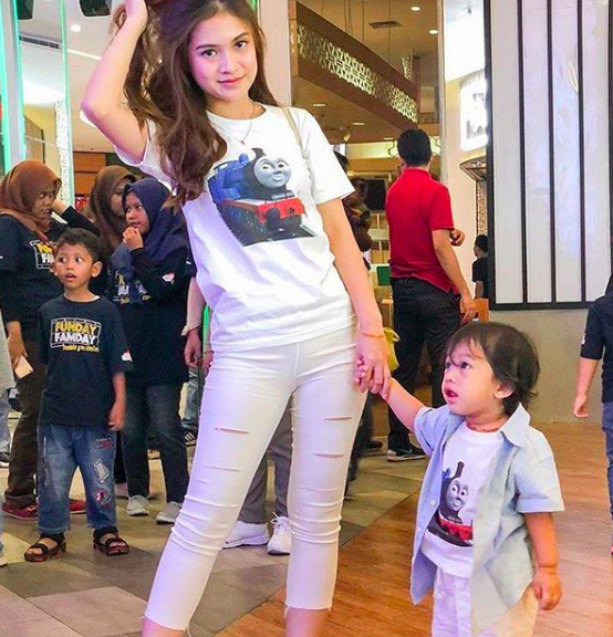 Single Mom di Usia 22 Tahun, 10 Momen Manis Vinessa Inez dan Putranya