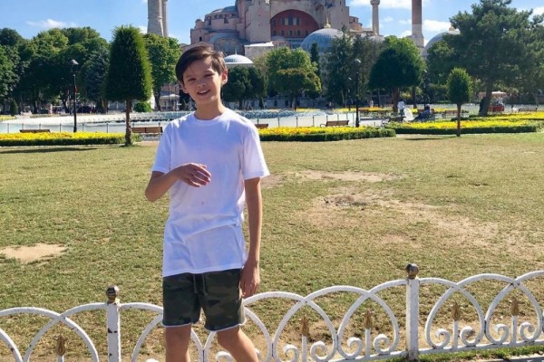 10 Foto Armand Quinn, Putra Farah Quinn yang Curi Perhatian