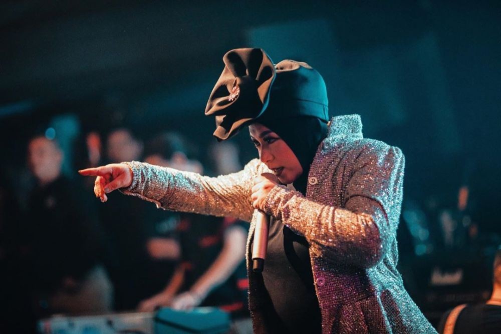 Bikin Pangling! 10 Penampilan Nyentrik Melly Goeslaw yang Memukau