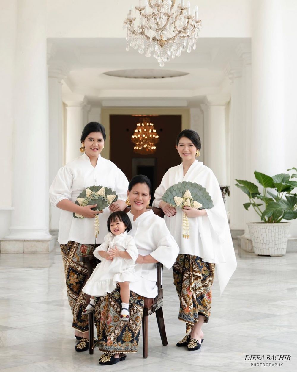 Kompak! 10 Pemotretan Iriana Jokowi Bersama Para Perempuan Tersayang