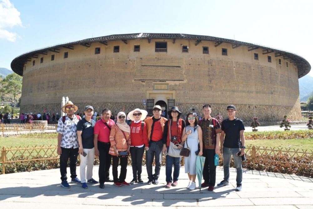 Arsitektur Unik ala Benteng, Rumah Bumi Suku Hakka Fujian Tulou