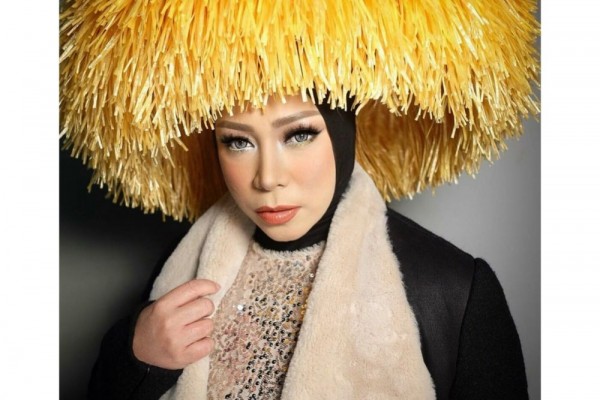 10 Penampilan Nyentrik Melly Goeslaw yang Bikin Terpukau, Pangling!
