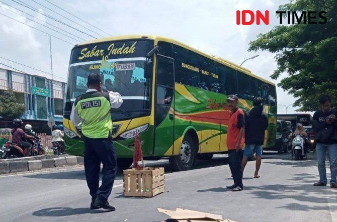 Hindari Jalan Berlubang, Pengendara Motor Tewas Tertabrak Bus