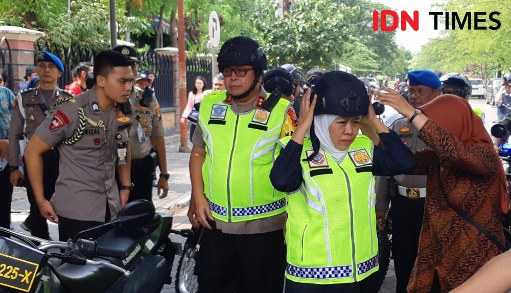 Didampingi Kapolda dan Pangdam, Khofifah Tinjau Gereja Pakai Motor