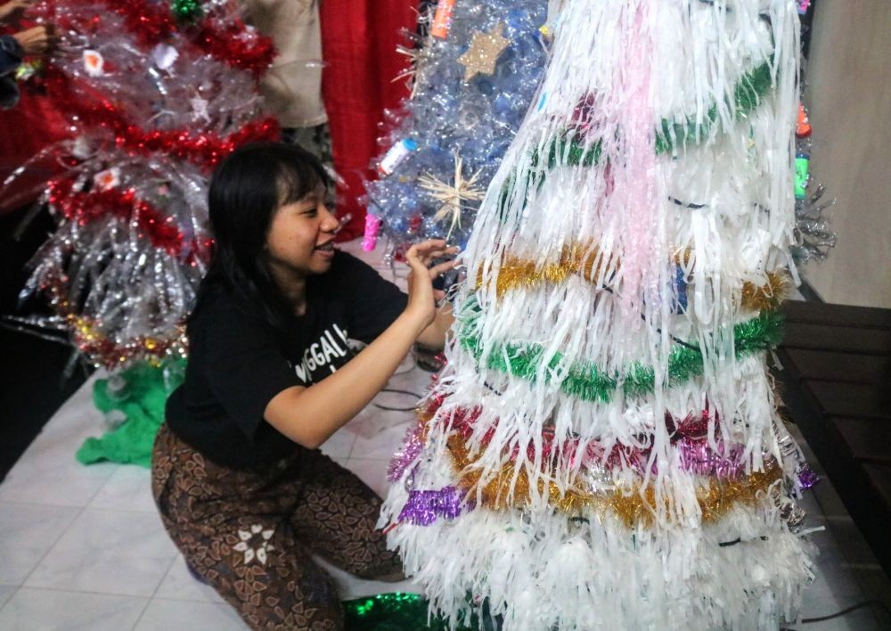 Jemaat GKJW Kedungkandang Lomba Buat Pohon Natal dari Bahan Bekas 