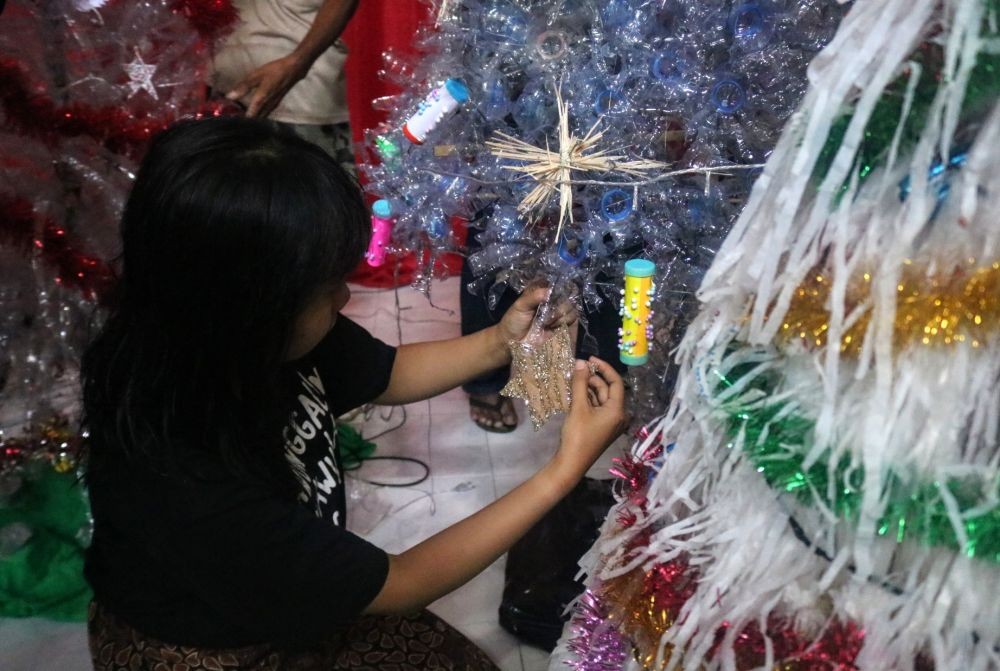 Jemaat GKJW Kedungkandang Lomba Buat Pohon Natal dari Bahan Bekas 