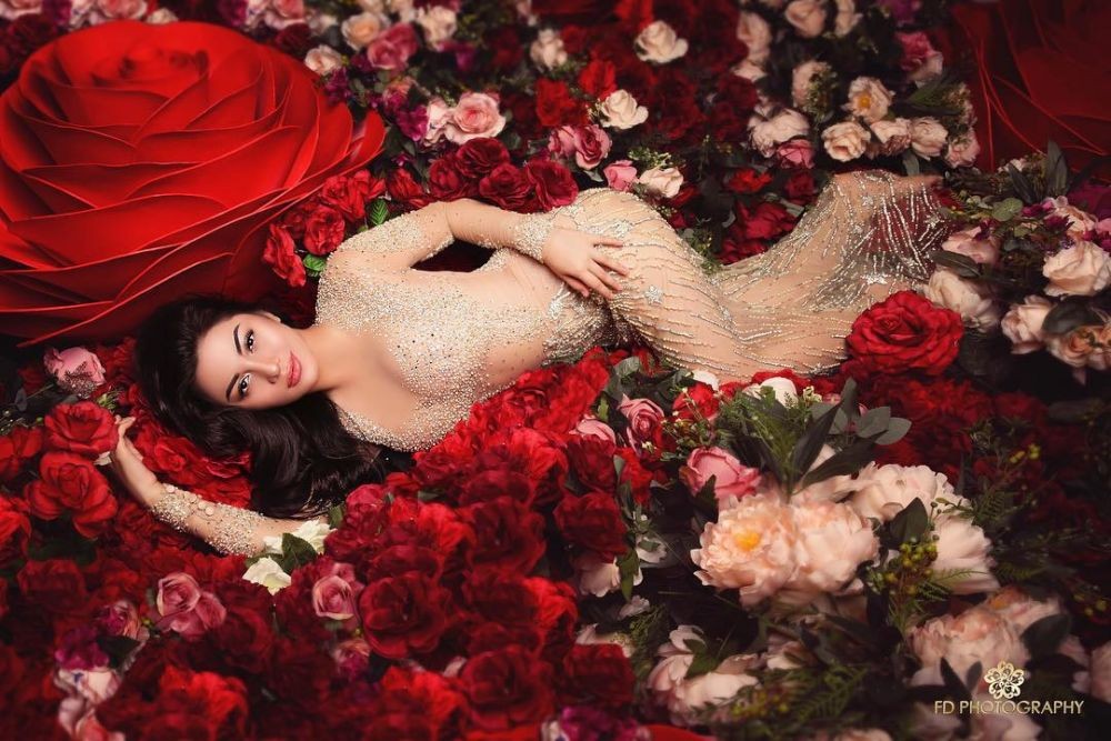 9. Kalau Ariel Tatum cukup dengan satu warna bunga mawar merah membuatnya n...