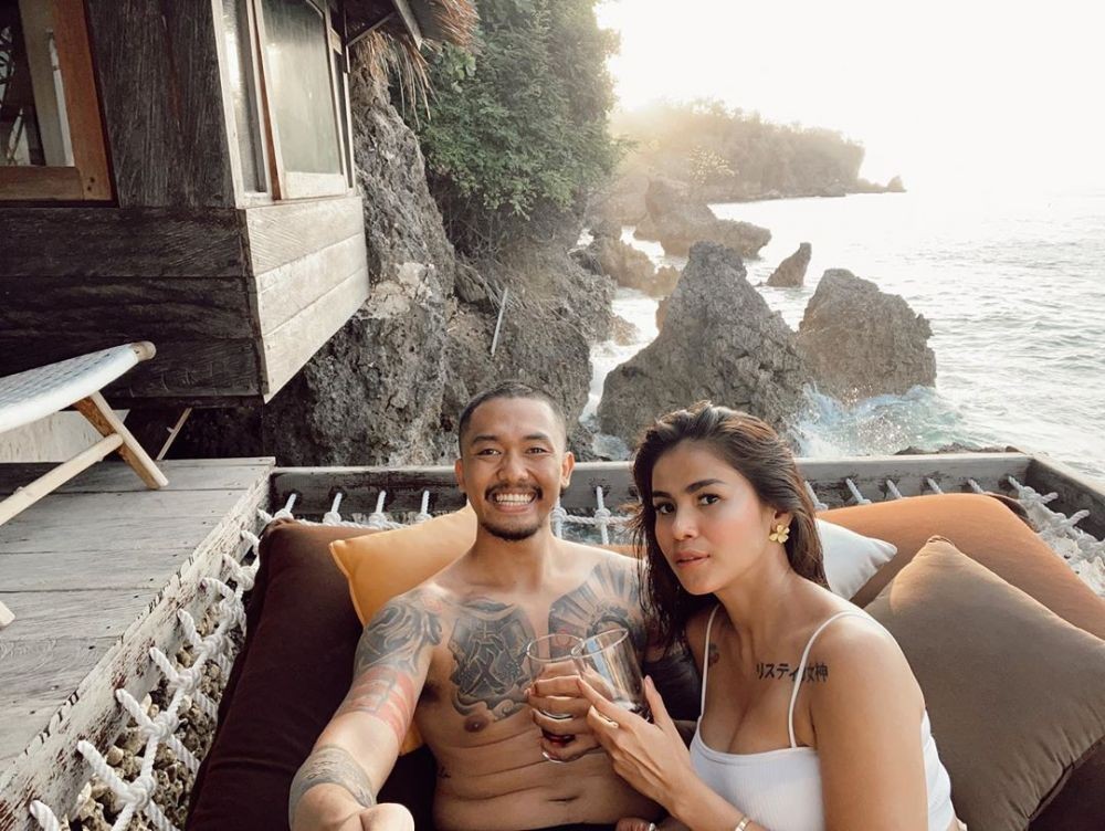 Serasa Honeymoon, 10 Potret Mesra Uus dan Istri Saat Liburan ke Bali