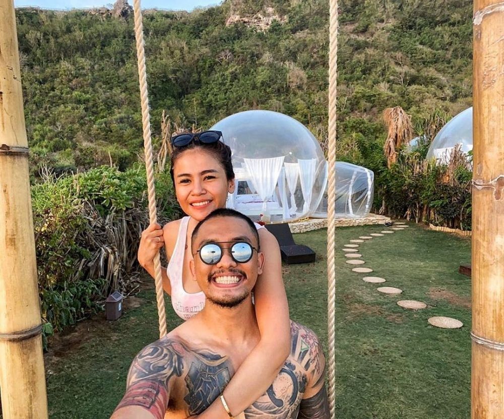 Serasa Honeymoon, 10 Potret Mesra Uus dan Istri Saat Liburan ke Bali