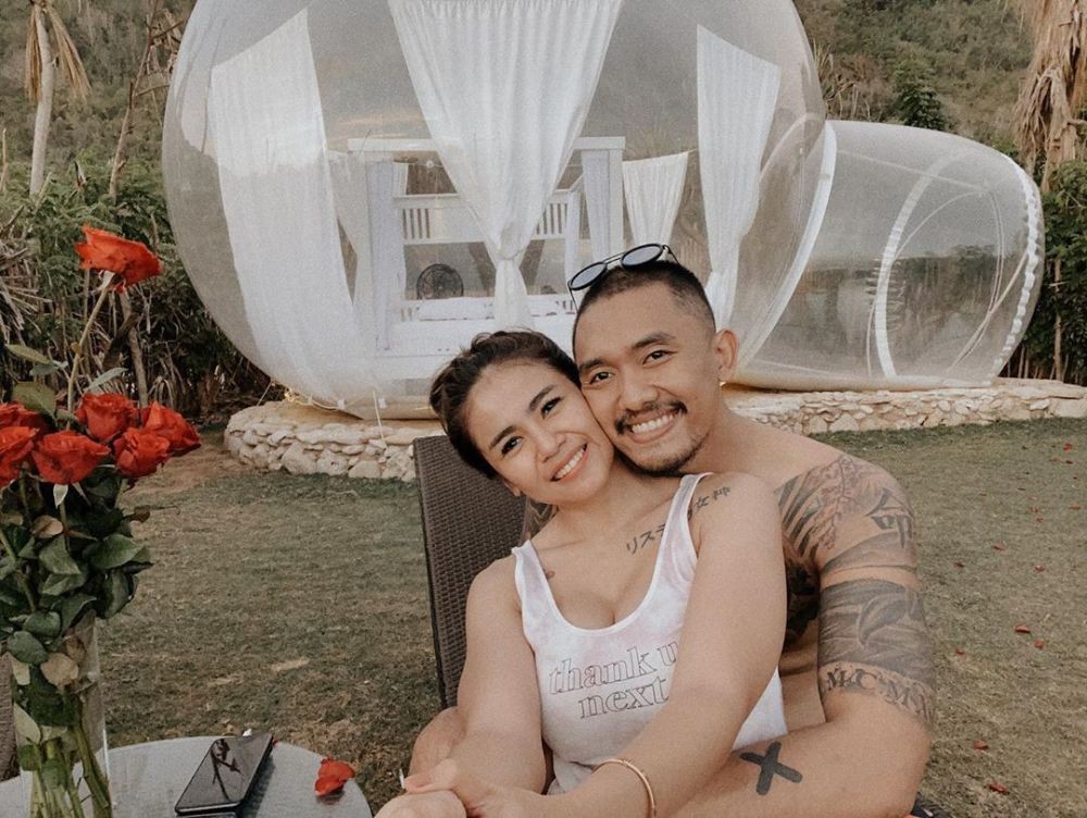 Serasa Honeymoon, 10 Potret Mesra Uus dan Istri Saat Liburan ke Bali
