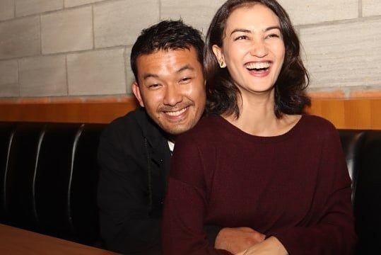 Bahagia Gak Kenal Usia! 10 Artis Ternyata Umur Istrinya Lebih Tua