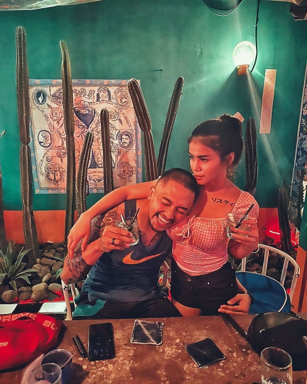 Serasa Honeymoon, 10 Potret Mesra Uus dan Istri Saat Liburan ke Bali