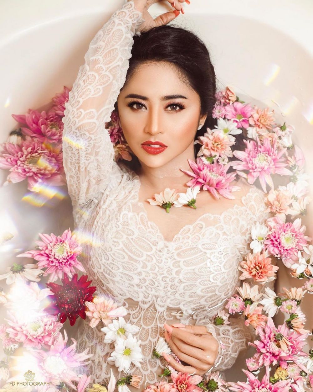 10 Potret Memesona Artis Indonesia Bertema Bunga, Bak Putri Dongeng