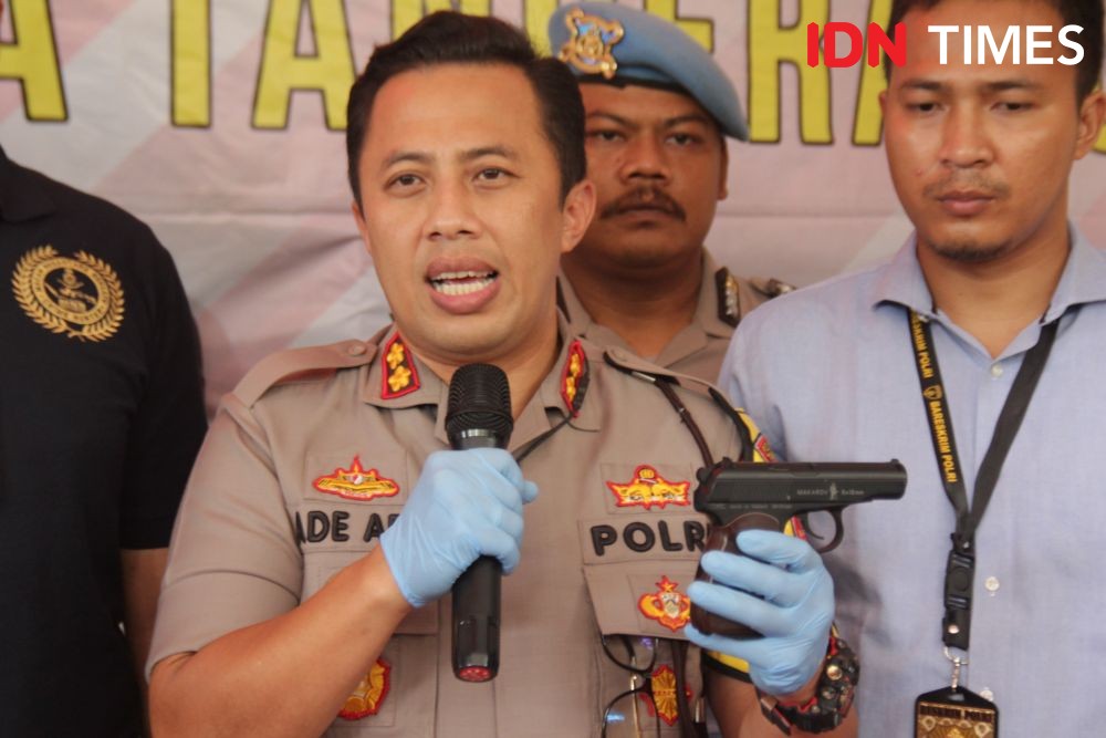 Polisi Tangkap Penjual Jengkol yang Jual Senpi Rakitan di Toko Online