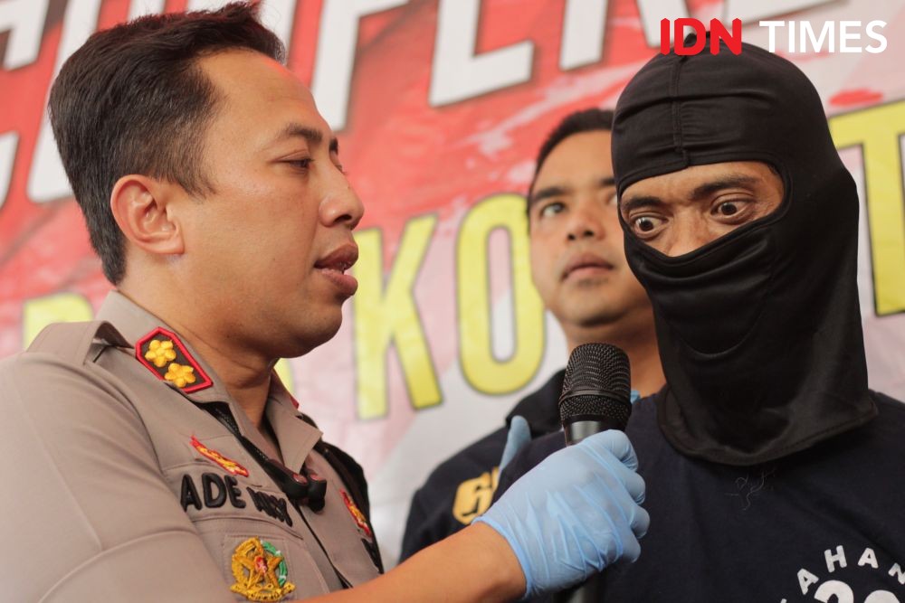 Polisi Tangkap Penjual Jengkol yang Jual Senpi Rakitan di Toko Online