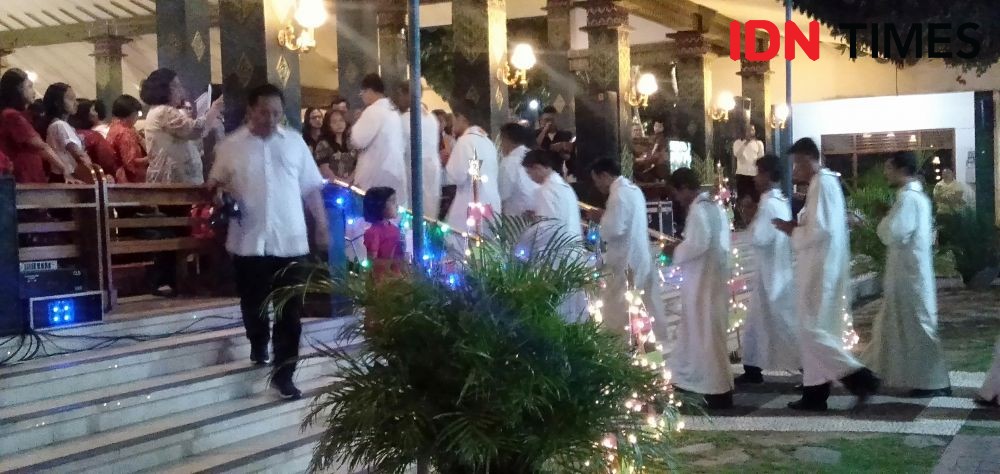 Ribuan Umat Katolik Ikuti Misa Malam Natal di Gereja Ganjuran Bantul
