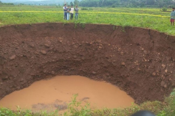 Heboh Kemunculan Lubang Besar di Area Persawahan Maros