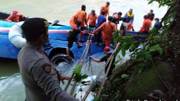 7 Warga Semarang Meninggal Kecelakaan Bus Masuk Jurang di Magetan 